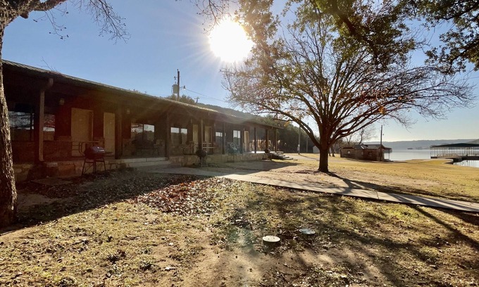 Graham Hotel | Cozy retreat on the lake