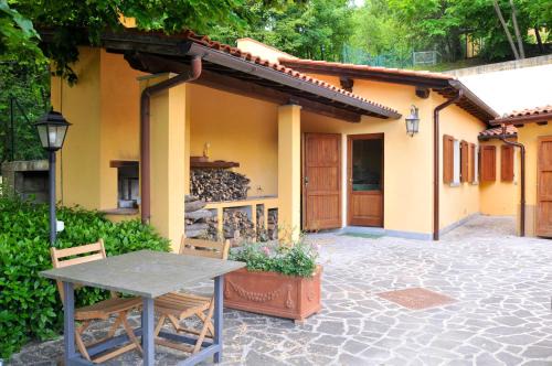 Gattaia House | Cozy Retreat with Pool and Stunning Views in Gattaia