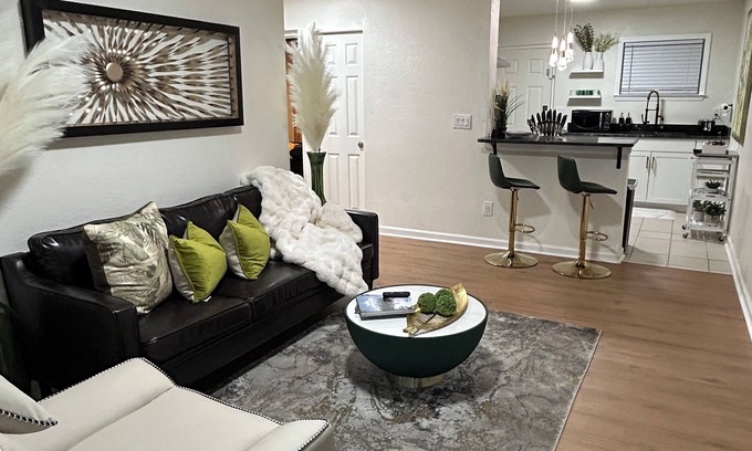 Tallahassee House | Cozy & Retro, Off FAMU Campus - Ste#1