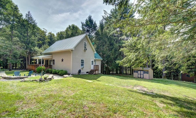 Greentown House | Cozy River Chalet