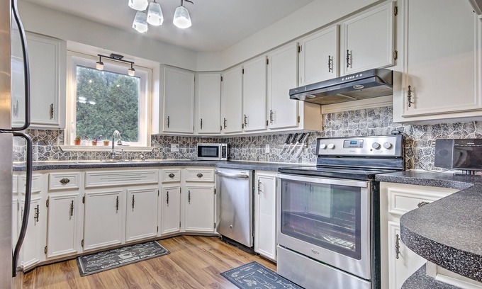 Saint-Jean-de-Matha Cottage | Cozy Riverfront Property