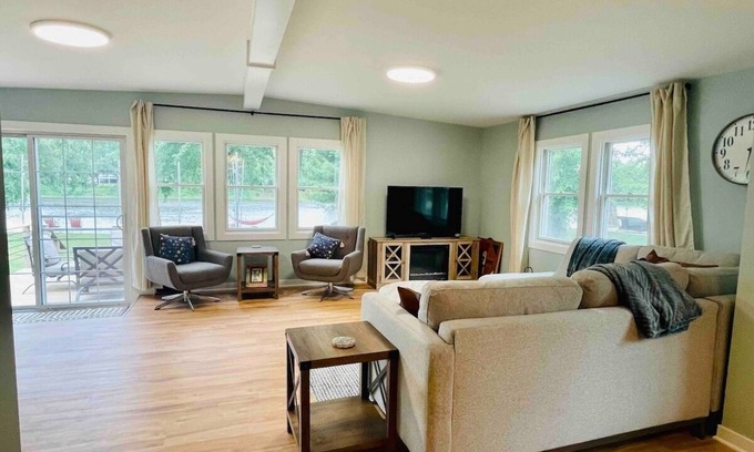 Momence House | Cozy Riverfront Cabin: Parks,Kayaks& Island Charm