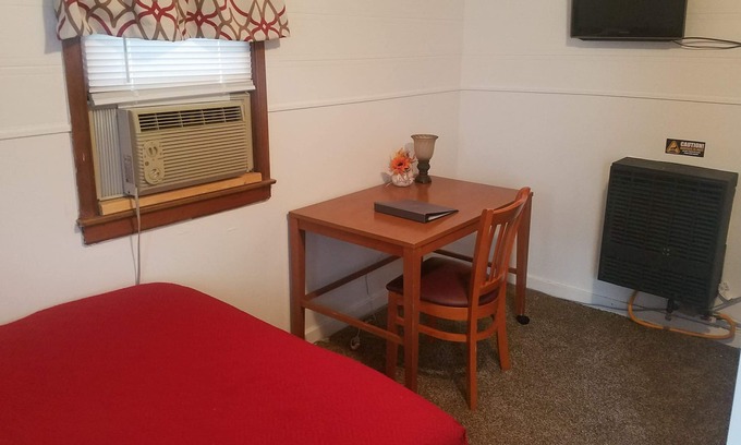 Garretson Apartment | Cozy Room In Small Town
