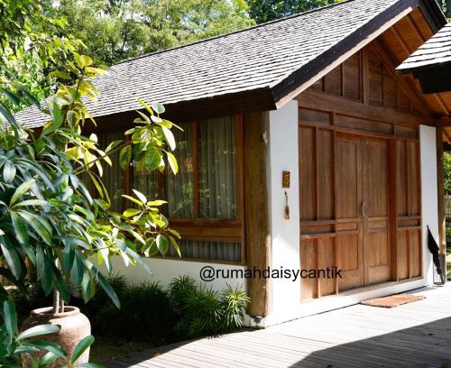 Nyambu Bed & Breakfast | Cozy Room Monkey View in Kaba-Kaba