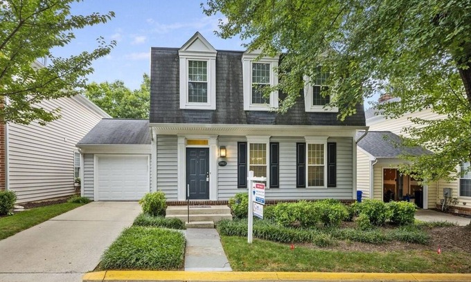 Montgomery Village House | Cozy Room with 15 Minutes to Metro, with Game Room, Patio and Deck.