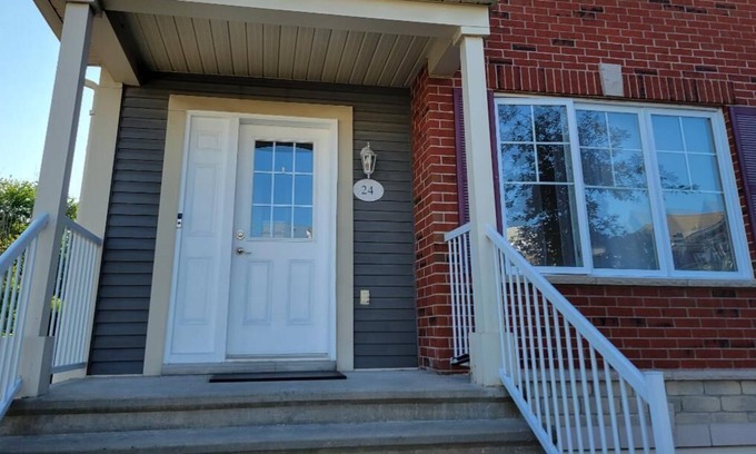 Chateauguay Condo | Cozy rooms in great condo townhouse!