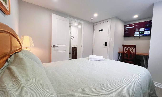 Markham House | Cozy Rooms Near Subway