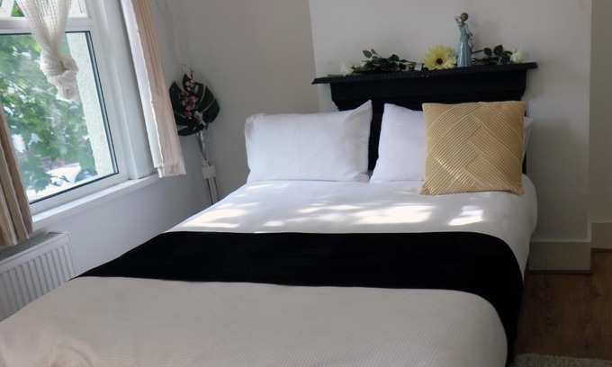 Lower Edmonton House | cozy rooms or Apartment in London Townhouse fast links to Central