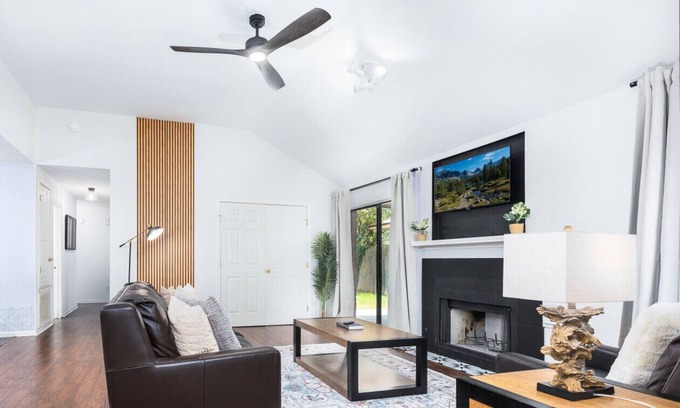 Round Rock House | Cozy, Round Rock Retreat! Modern | Sleeps 10