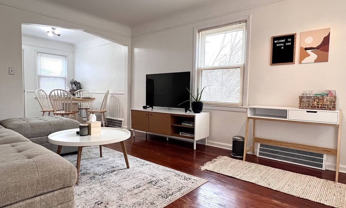 Royal Oak House | Cozy Royal Oak 2 Bdrm 5 min to RO/DET + FULLY STOCKED