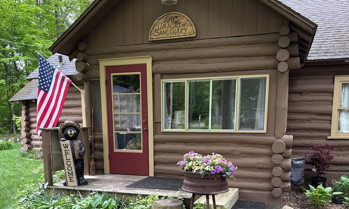 Honor Cabin | Cozy/rustic cabin in the woods.linens and firewood included!