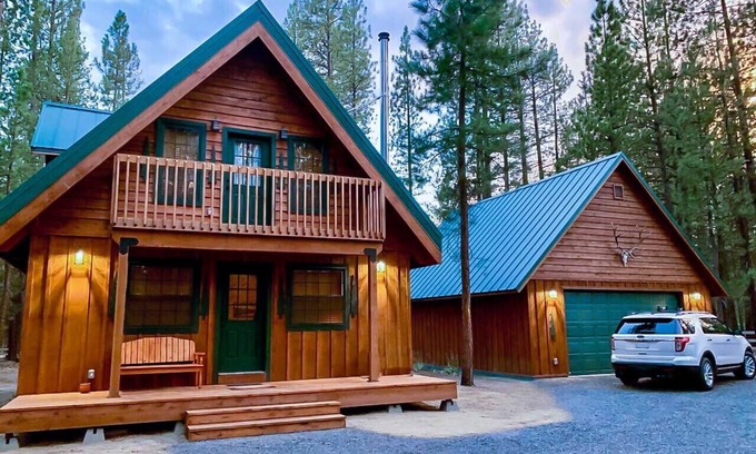 La Pine Cabin | Cozy Rustic Cabin, Snowmobile-OHV Trails/Woodstove/Treager BBQ/Games & Puzzles