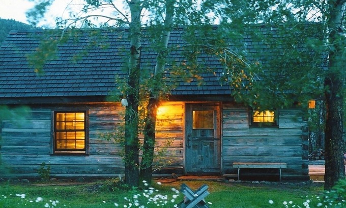 Chico Cabin | Cozy, Rustic Cabins near Chico Hot Springs & only 35 mins to YELLOWSTONE PARK!