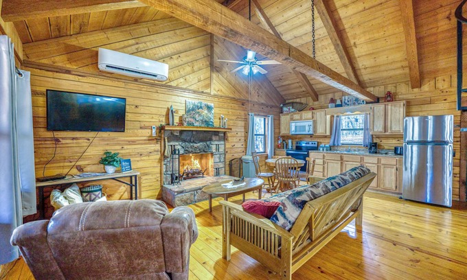 Saint Joe Cabin | Cozy, Rustic, & Spacious 10-person cabin near Grinder's Ferry & Tyler Bend!