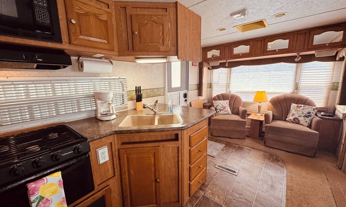 Hollister House | Cozy RV in private dead end - Palatka with AC