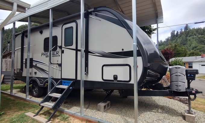 Klamath House | Cozy RV in Quaint Klamath with AC, WiFi, DISH network, fully hooked up.
