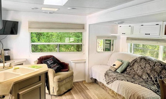 Maple Ridge House | Cozy RV Staycation!