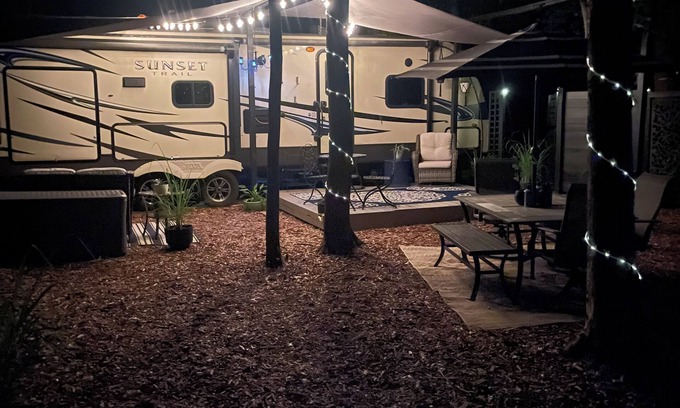 Wheeler House | Cozy RV with 1 bedroom extra bed ,in charming Porter 4 miles away from the lake