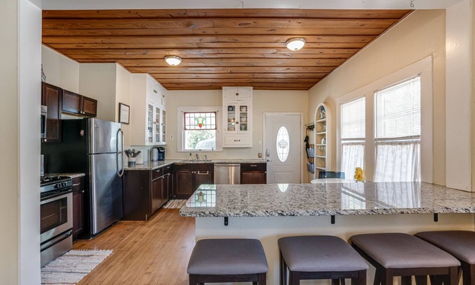 Mahncke Park House | Cozy San Antonio Retreat close to Riverwalk, Parks, The Pearl, Museums, Zoo.
