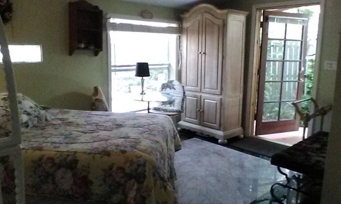 Sebastian Cottage | Cozy secluded cottage in center of town