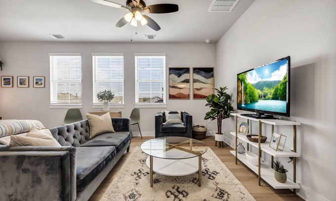 Austin Apartment | Cozy Secluded Studio With Full-Kitchen, Washer And Dryer - The Works!