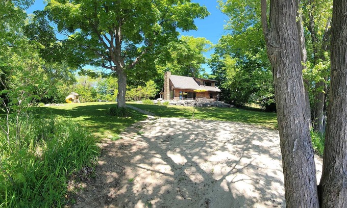 Sharbot Lake Cottage | Cozy Sharbot Lake Cottage