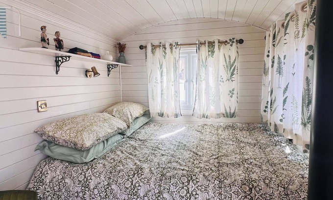 Whitstable Cabin | Cozy shepherd's hut in Whitstable town centre - The Oyster Bed 🦪