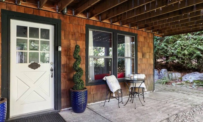 Bowen Island Apartment | Cozy Snug Cove Treehouse