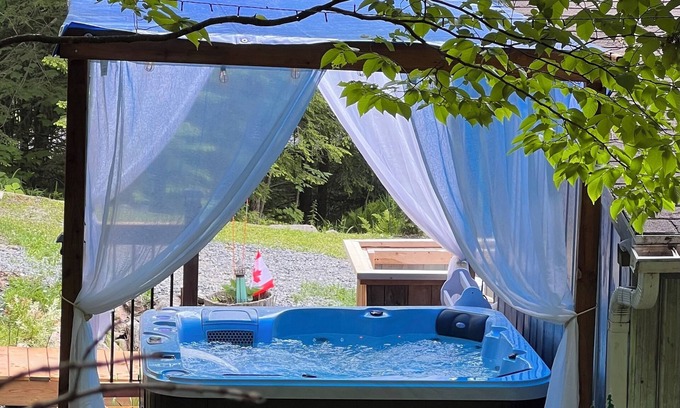 Algonquin Highlands Cottage | Cozy spa like cottage w/Hot tub + Sauna 3 mins to lake. Pet friendly🐾