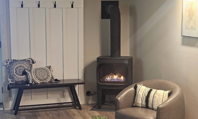 Waterbury Apartment | Cozy spacious 1-bedroom apartment sleeps 3, with AC, walk to town. Near skiing.