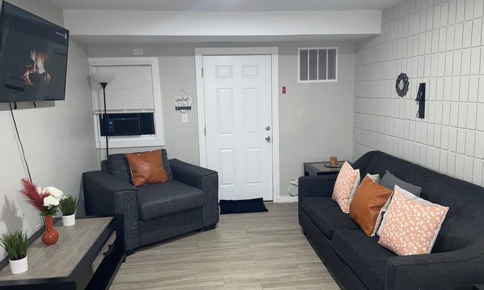 The Hill House | Cozy & Spacious/3 Min Walk to Yale Hospital