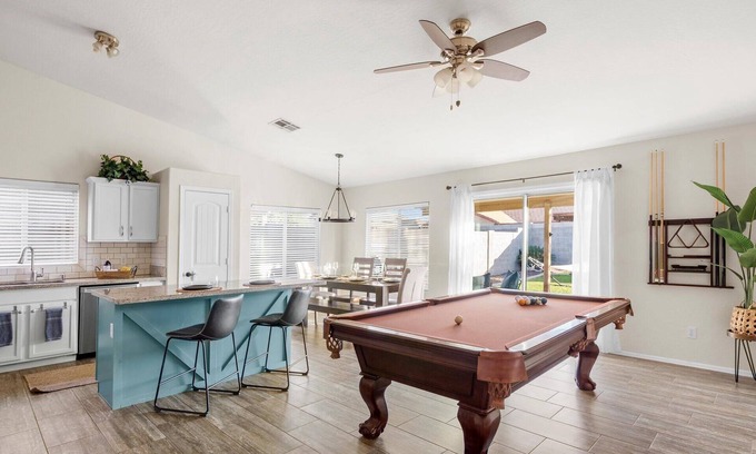 Castlegate House | Cozy, Spacious, Charming, Convenient, Family - King - Billiard -