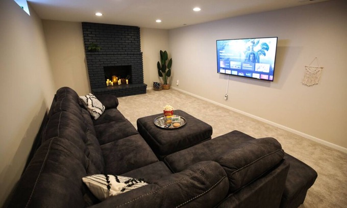 Golden Valley House | Cozy Spacious Home Near DT, Ski, Sled & Skate Parks
