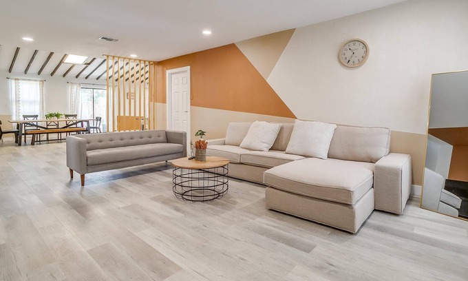 Farmers Branch House | Cozy Spacious Modern House near DFW Airport I 4B2B