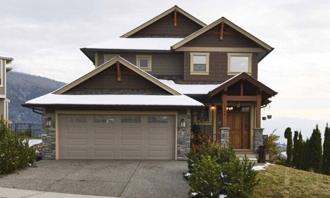 Vernon House | Cozy,spacious, open concept,3 bedroom, extra bonus family room with 2 bunkbeds