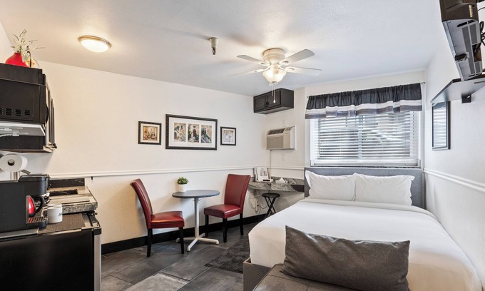 North Park City Condo | Cozy stay for 2: 5 Min Drive to Base, Full Kitchen, Shared Hot Tub & Pool, Restaurants Nearby!