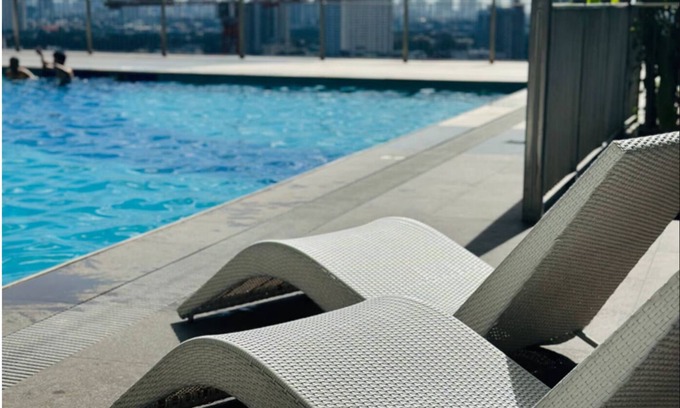 South Triangle Condo | Cozy Staycation with Netflix, Pool, PS4, Board Games