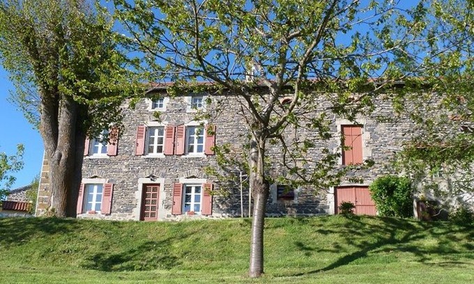 Jax Cottage | Cozy Stone Farmhouse with Panoramic Views, Game Room, and Baby Equipment