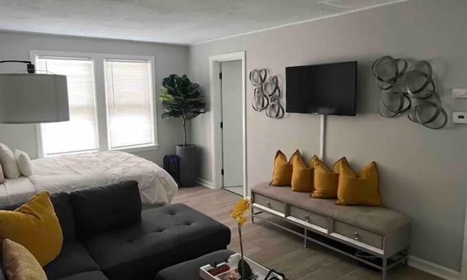 Westerville House | Cozy Studio Centrally Located