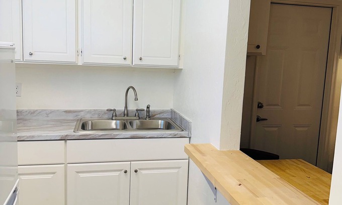 Oklahoma County Apartment | Cozy studio close to turnpike with WiFi, AC