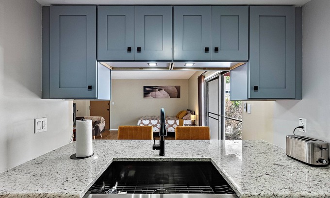 Winston Park Condo | Cozy studio condo with pool