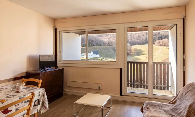 Eaux-Bonnes Apartment | Cozy Studio for 6 near Ski Slopes with Balcony, Ski Locker, and Stunning Mountain Views