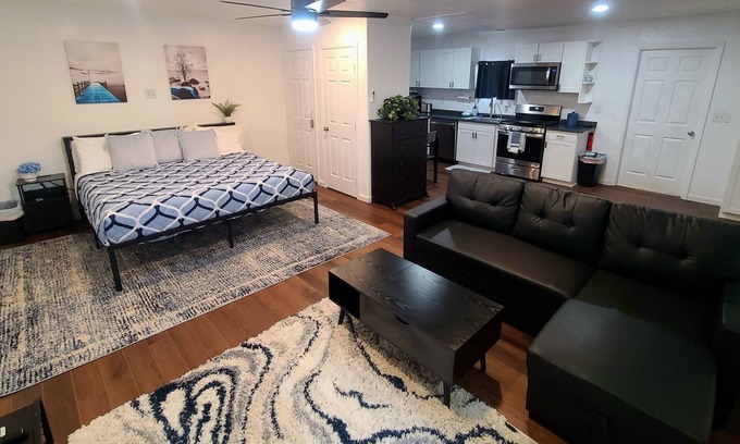 Sugar House Apartment | Cozy Studio in beautiful SugarHouse, King Bed, WiFi, AC