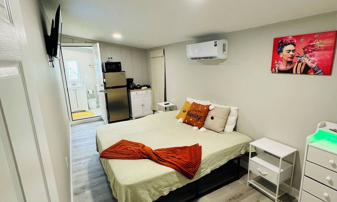 Bradenton Apartment | Cozy studio in pleasant Bradenton with AC,Fridge
