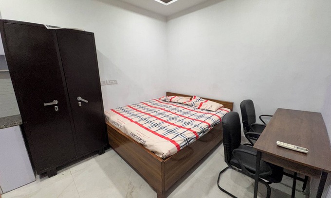 Old Rajinder Nagar Apartment | Cozy studio in tranquil New Delhi with AC