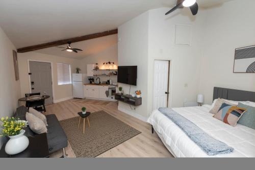 Huntsville Apartment | Cozy Studio King Bed Apt - Close to the Gardens
