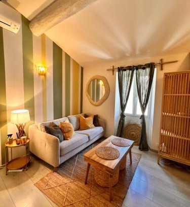 Old Town Apartment | Cozy studio Le Cèdre, Port de Saint Tropez
