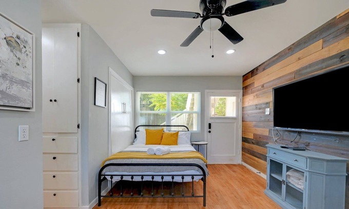 Mahncke Park Apartment | Cozy! Studio near DT Ft.Sam UIW Trinity Pearl (#J)