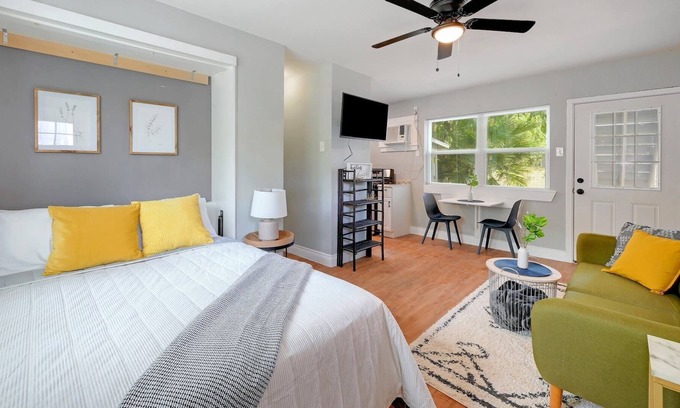 Mahncke Park Apartment | Cozy! Studio near DT Ft.Sam UIW Trinity Pearl (#L)