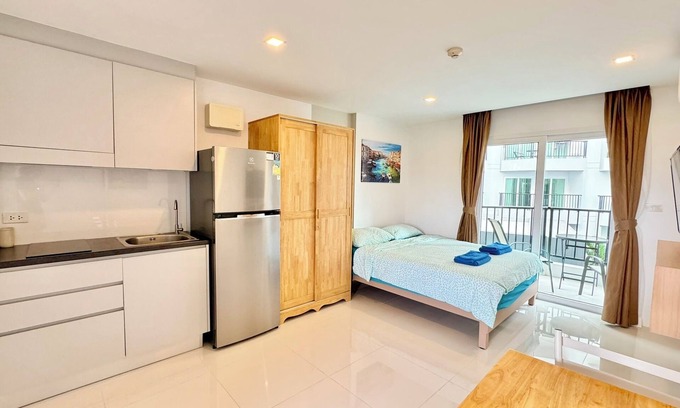 Kram Condo | Cozy Studio near the beach, AC, Wifi, Kitchen, Pools and Fitness